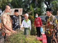 Bupati Beserta Wakil Bupati Menyerahkan Bantuan Kebakaran