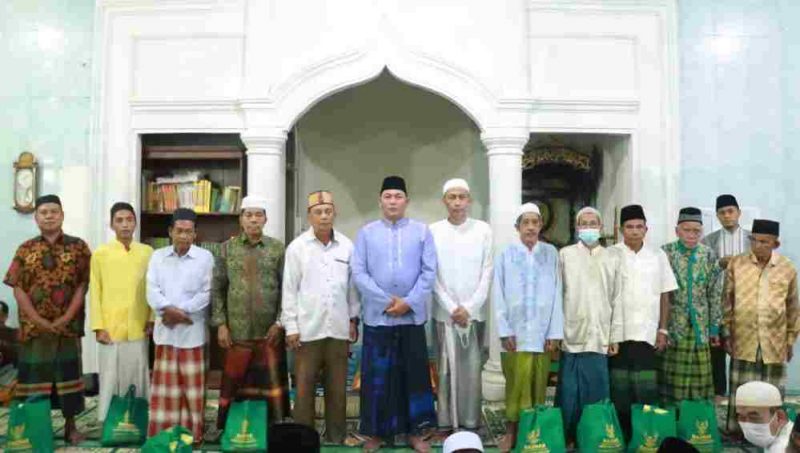Foto : Wabup hairan bersama pengurus masjid