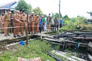 Foto : Bupati Saat Melihat Lokasi Kebakaran