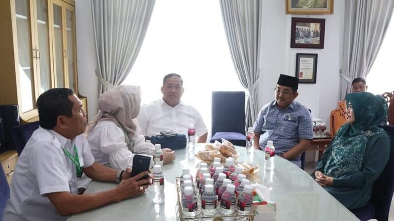 Bupati Tanjung Jabung Barat saat silaturahmi ke Yayasan Pendidikan Ibnu Sina Batam (YAPISTA).