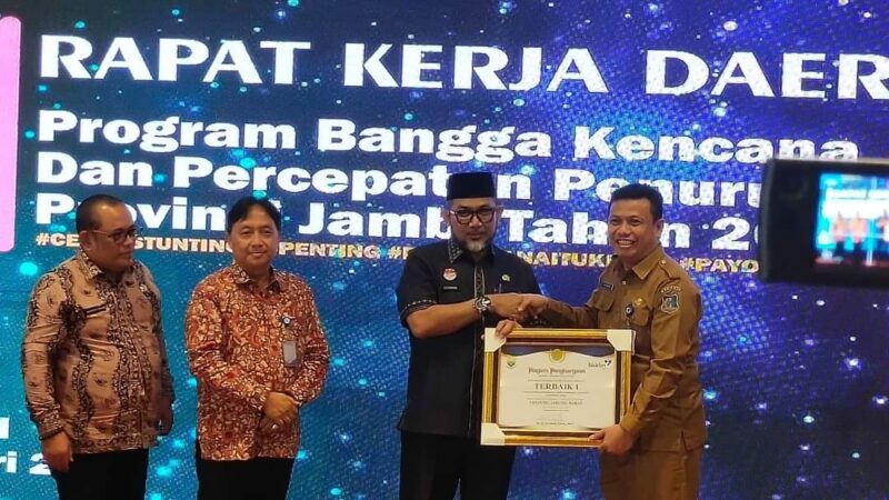 Pemkab Tanjab Barat saat terima Penghargaan Terbaik I dalam Penurunan Prevelensi Stunting se-Provinsi Jambi.