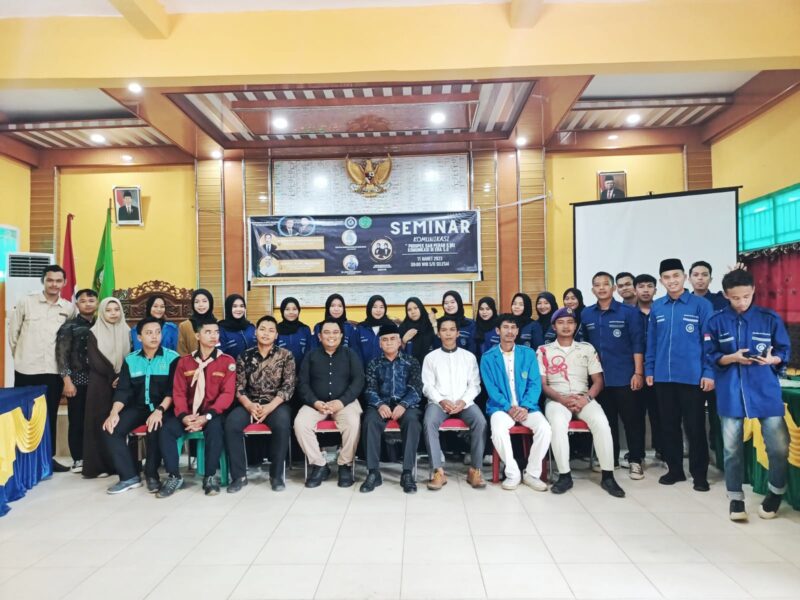 Foto bersama Ketua STAI An-Nadwah, pemateri dan mahasiswa saat Seminar Komunikasi.