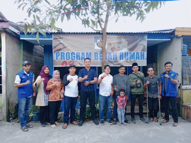 Foto bersama KNPI Tanjab Barat dan keluarga pemilik rumah setelah penyerahan kunci secara simbolis.