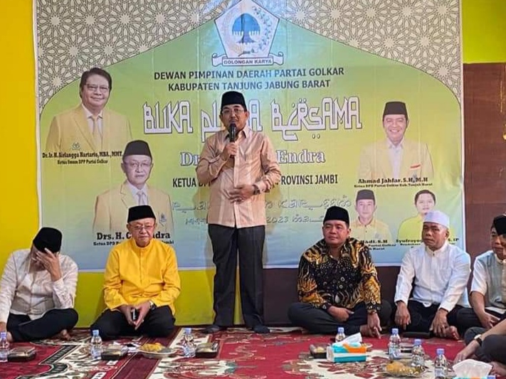 Bupati Tanjab Barat H. Anwar Sadat berikan sambutan di konsolidasi partai Golkar.