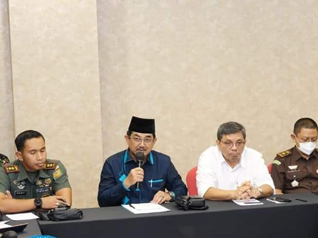 Bupati Tanjab Barat, Anwar Sadat saat pimpin rapat penanganan konflik lahan. (Foto: Prokopim Tjb)
