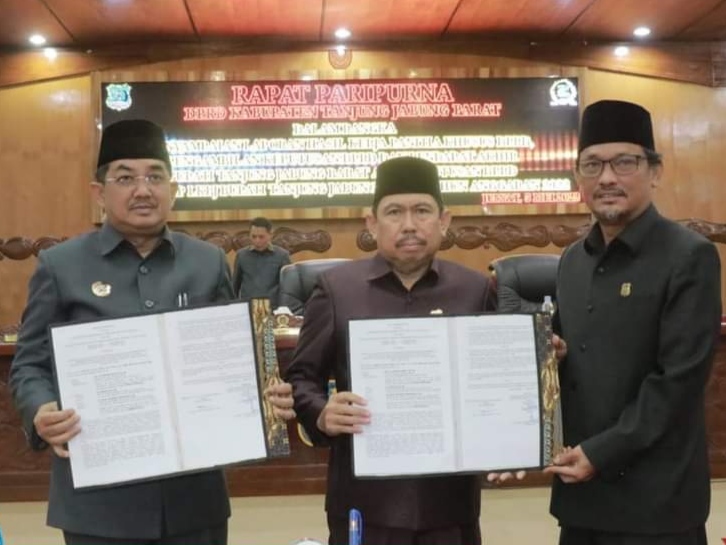Bupati Tanjab Barat H. Anwar Sadat bersama Pimpinan DPRD Tanjab Barat. 