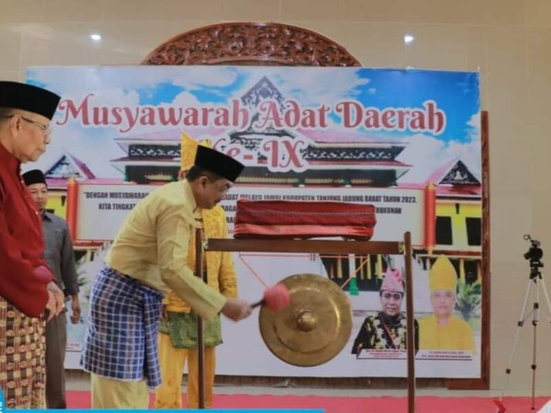 Bupati Tanjab Barat Anwar Sadat saat membuka secara resmi musyawarah adat melayu jambi tanjab barat.