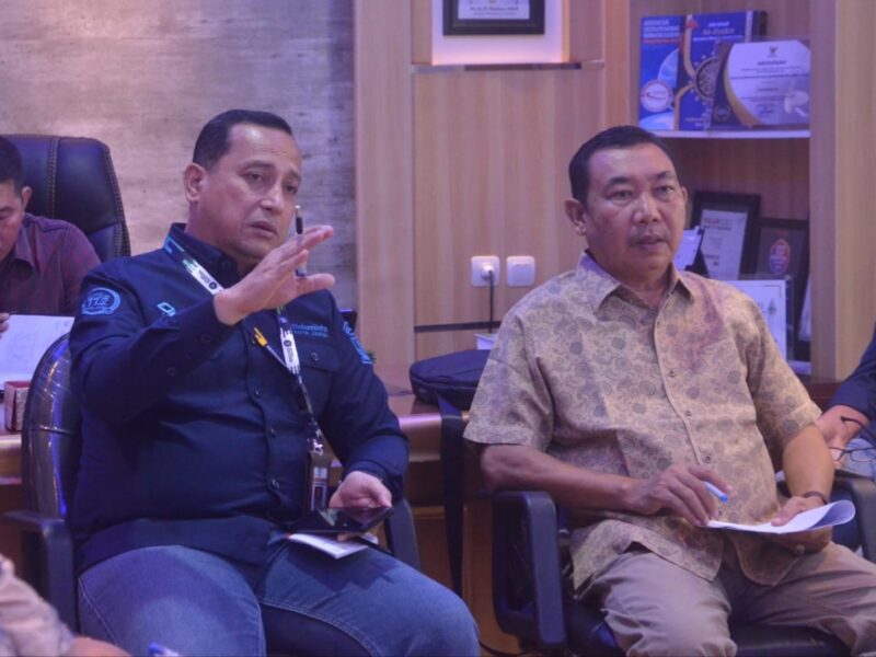 Ketua Komisi III DPRD Tanjab Barat Hamdani, SE dan Kepala Dinas Kominfo Jambi, Abu Bakar SH.