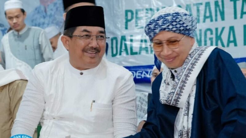 Bupati Tanjab Barat Anwar Sadat bersama Buya Yahya saat peringatan Tahun Baru Islam Kab. Tanjab Barat.