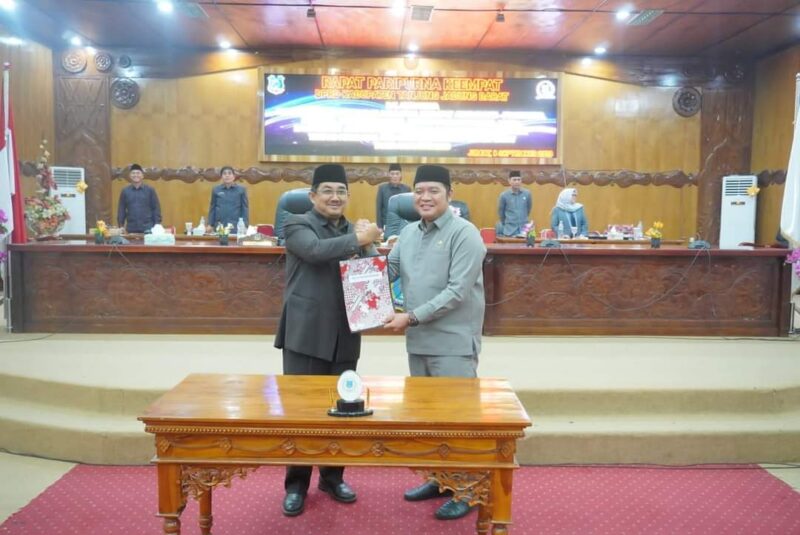 Bupati Tanjab Barat H. Anwar Sadat bersama Pimpinan DPRD Tanjab Barat Ahmad Jahfar.