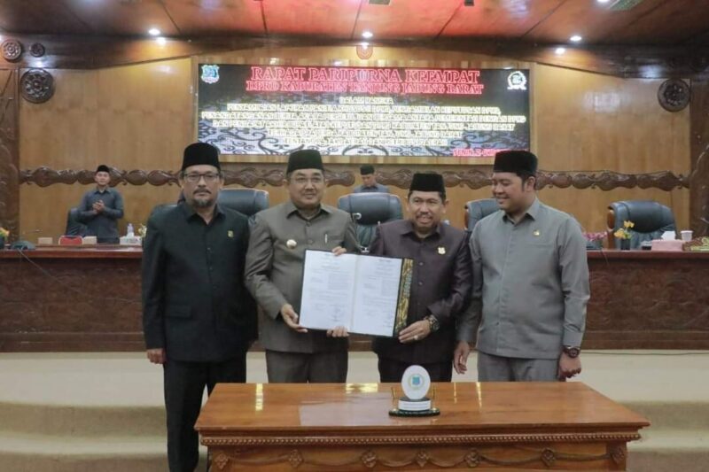Foto bersama Bupati Tanjab Barat dan Pimpinan DPRD setelah penandatanganan persetujuan Ranperda Pajak dan Retribusi Daerah.