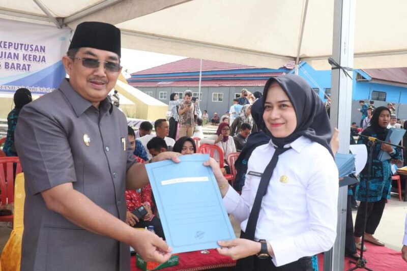 Bupati Tanjab Barat H. Anwar Sadat saat serahkan SK PPPK Formasi 2023